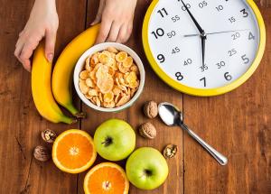 A tízórás időablakban történő étkezés pozitív egészségügyi előnyökkel jár